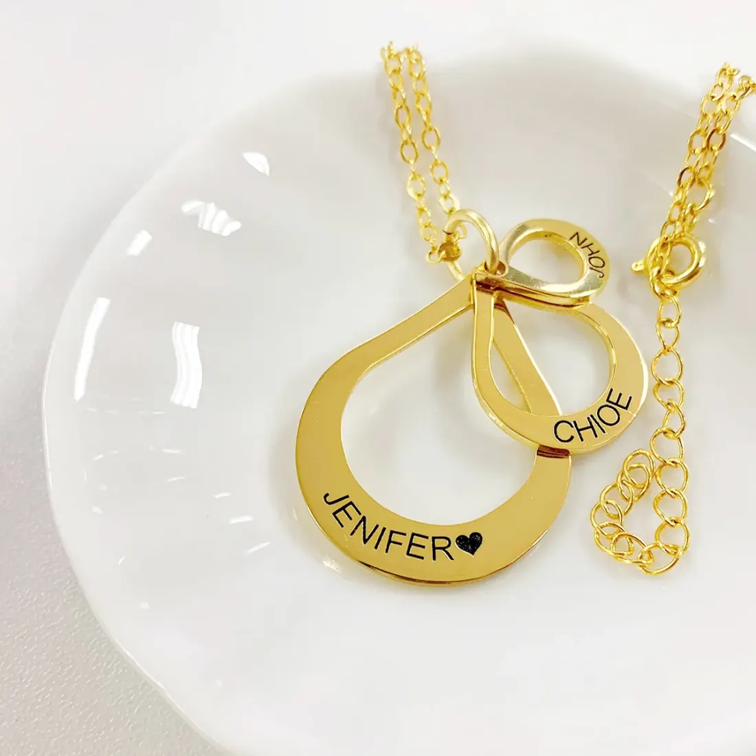 Personalized Family Name Necklace with 3 Engraved Teardrop Rings for Mom — photo 2